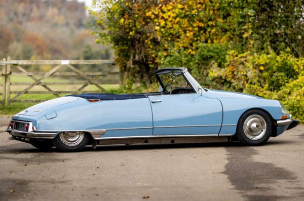 &euro;140-170 000

Citro&euml;n DS празнува своя 70-ти рожден ден през 2025 година, а този регистриран във Великобритания екземпляр навършва 55.
Не само е един от най-известните и привличащи вниманието модели на Citro&euml;n. Бледосиният цвят повишава стойността му. Последният му собственик го поддържа внимателно от 10 години.
Напълно е възстановен преди около две десетилетия. Само миналия октомври са пръснати около 4300 евро за обслужване, както и за работа по окачването.
